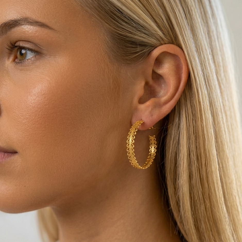 Boucles d'oreilles Bouton d'Or créoles filigrane doré motif laurier gros plan oreille femme KD Softy Bijoux