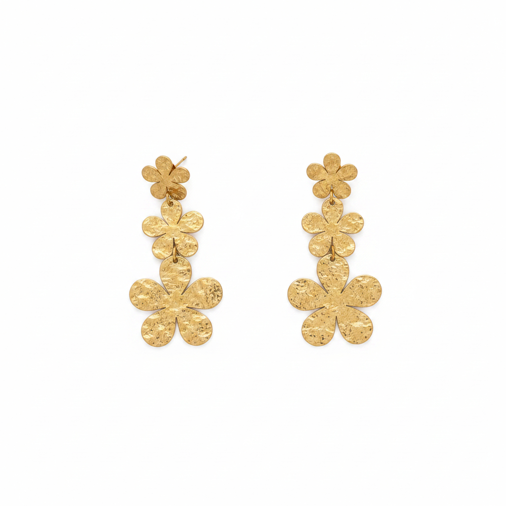 Boucles d'oreilles Cosmos triple cascade fleurs dorées martelées fond blanc KD Softy Bijoux