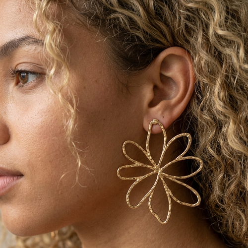 Boucles d'oreilles Dahlia grande fleur dorée ajourée gros plan oreille femme KD Softy Bijoux