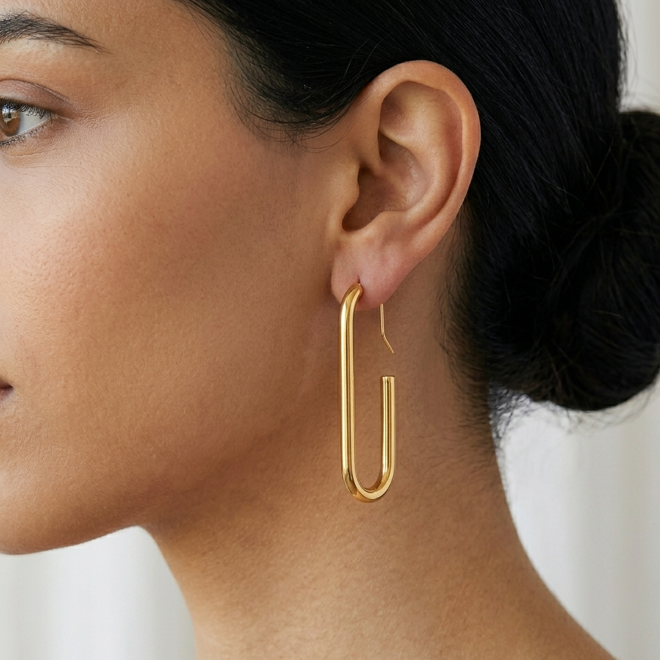 Boucles d'oreilles Jonquille grandes créoles ovales dorées gros plan oreille femme KD Softy Bijoux