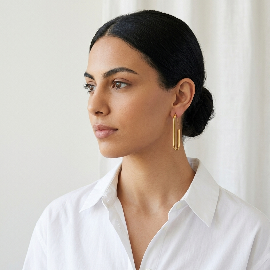 Boucles d'oreilles Jonquille créoles ovales dorées portées femme méditerranéenne tenue de jour KD Softy Bijoux
