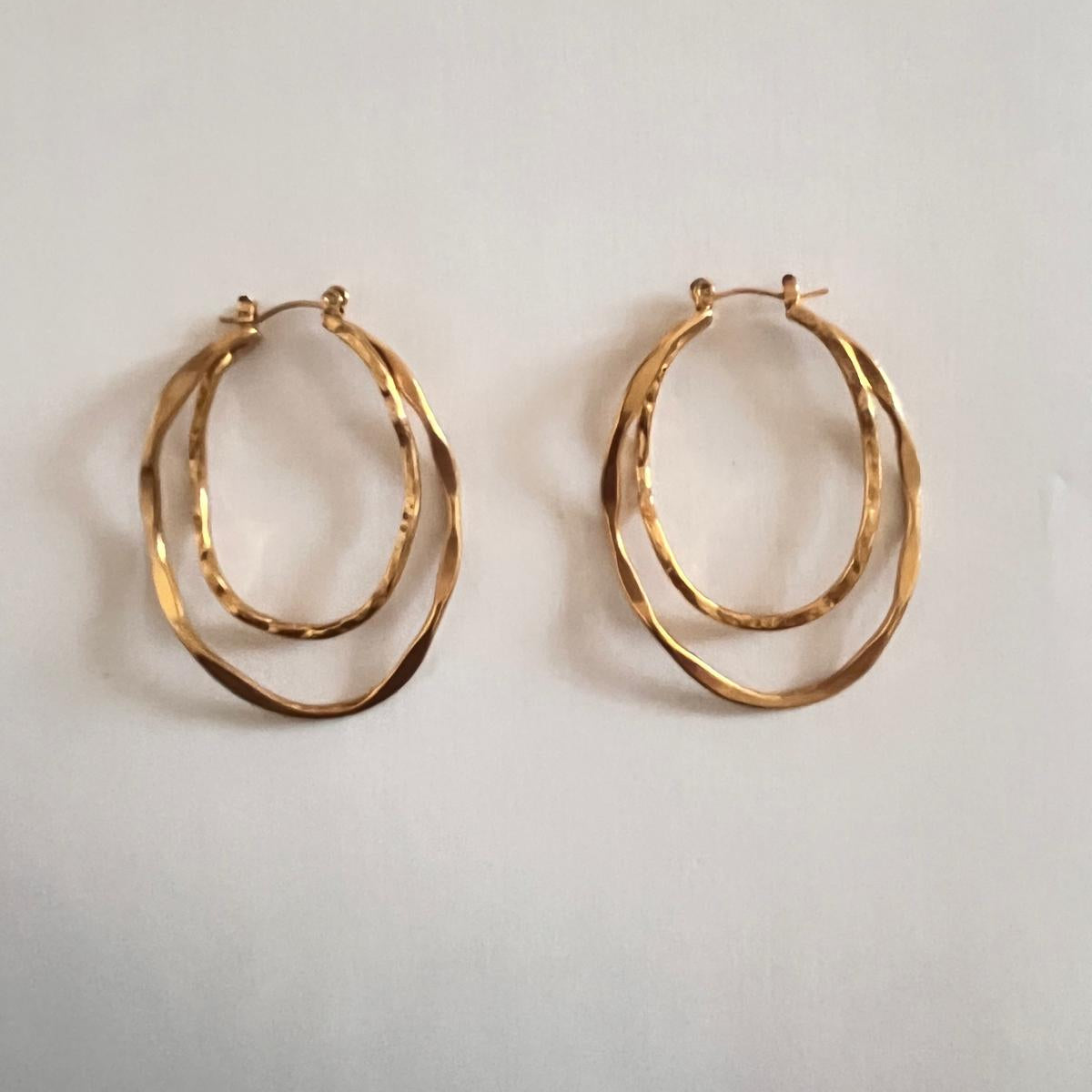 Boucles d'oreilles Lierre doubles anneaux ovales dorés martelés fond blanc KD Softy Bijoux