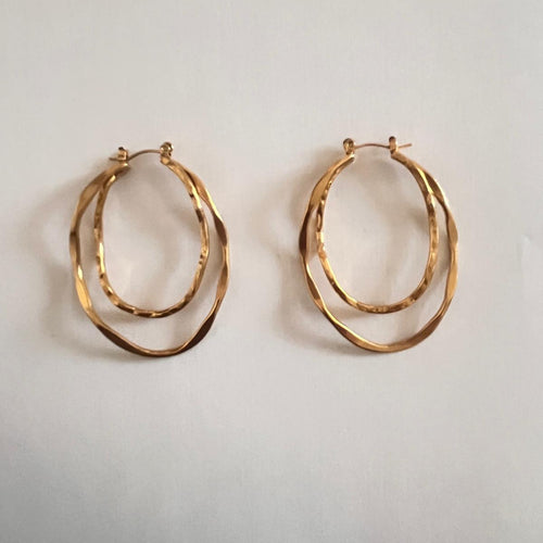 Boucles d'oreilles Lierre doubles anneaux ovales dorés martelés fond blanc KD Softy Bijoux
