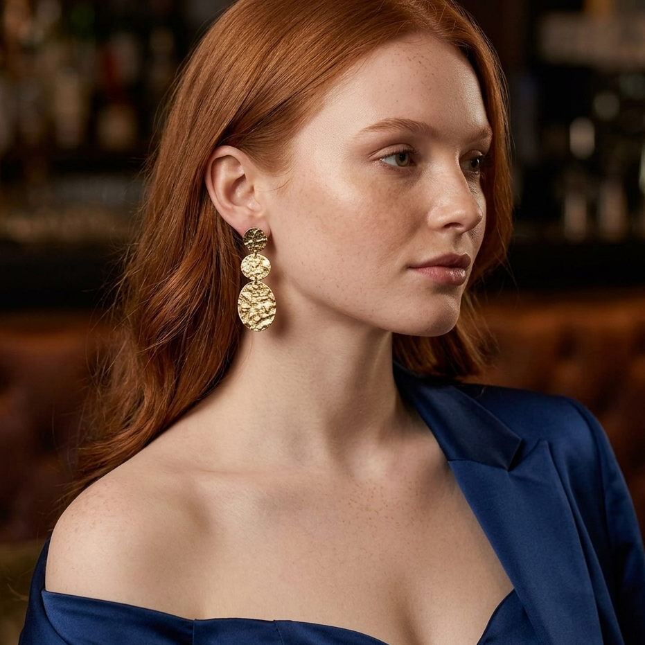 Boucles d'oreilles Mimosa disques dorés martelés portées femme rousse tenue de soirée KD Softy Bijoux