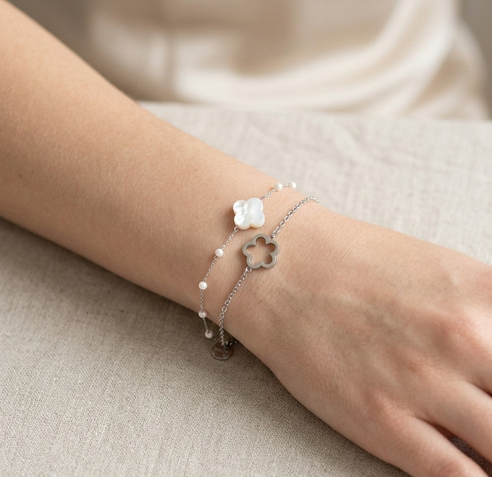 Bracelet Bloom blanc nacré double rangs porté au poignet acier inoxydable – KD Softy Bijoux