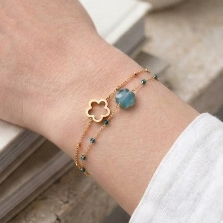Bracelet Bloom émeraude double rangs porté au poignet acier inoxydable doré – KD Softy Bijoux