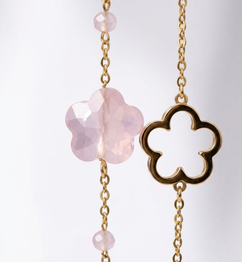 Macro fleur nacrée irisée rose poudré contour ajouré doré bracelet double rangs
