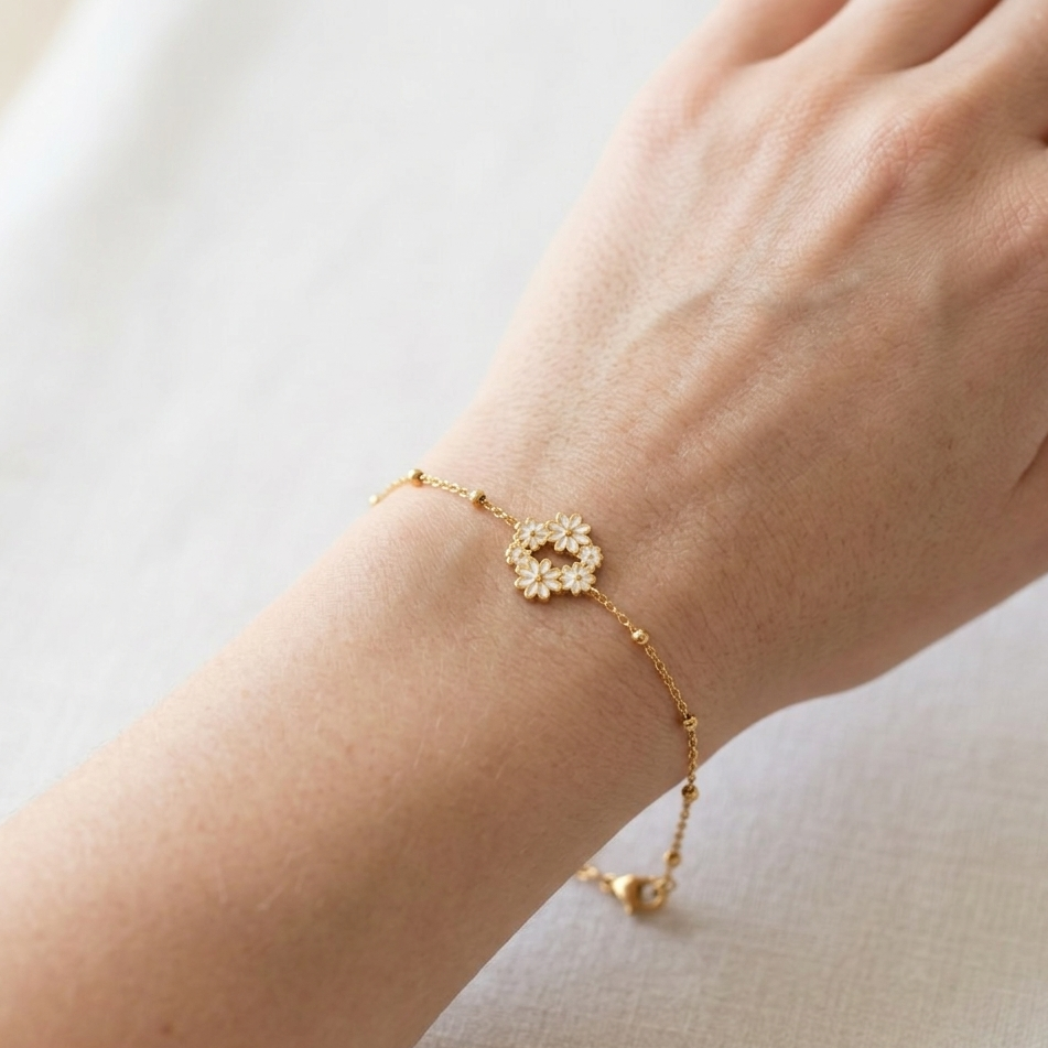 Bracelet Bouquet KD Softy Bijoux porté au poignet, charm fleur blanche dorée, acier inoxydable