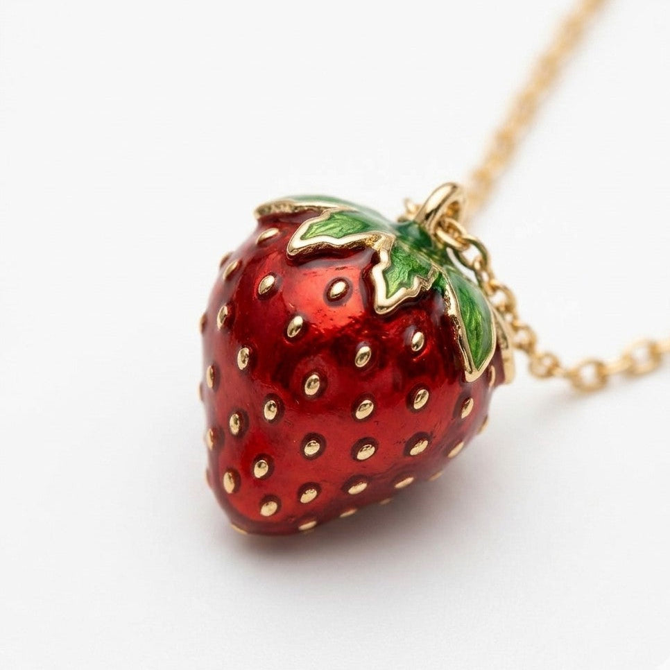 Gros plan charm fraise 3D émail rouge vif graines dorées feuilles vertes acier 316