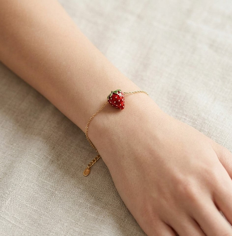 Bracelet charm fraise émail rouge porté au poignet acier inoxydable 316 doré – KD Softy Bijoux