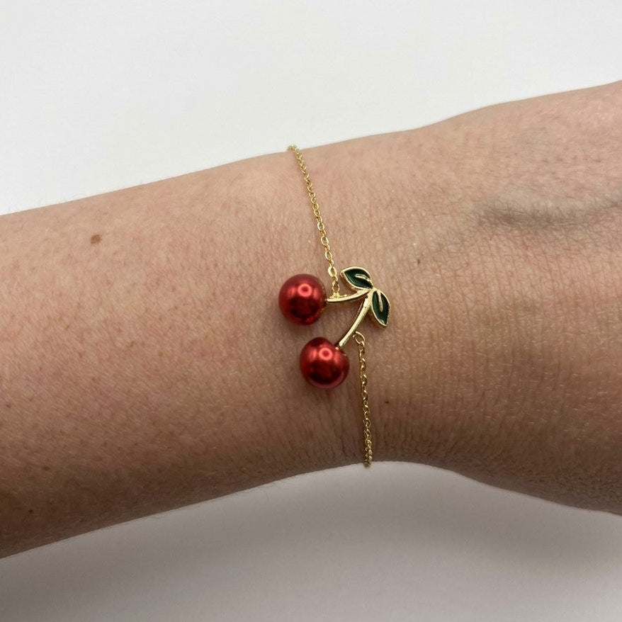 Bracelet cherry bomb porté au poignet charm cerise 3D doré acier 316 – KD Softy Bijoux