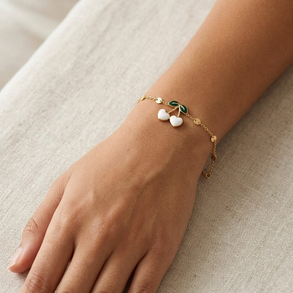 Bracelet Cherry Heart charm cerises cœur blanc porté au poignet acier inoxydable doré – KD Softy Bijoux