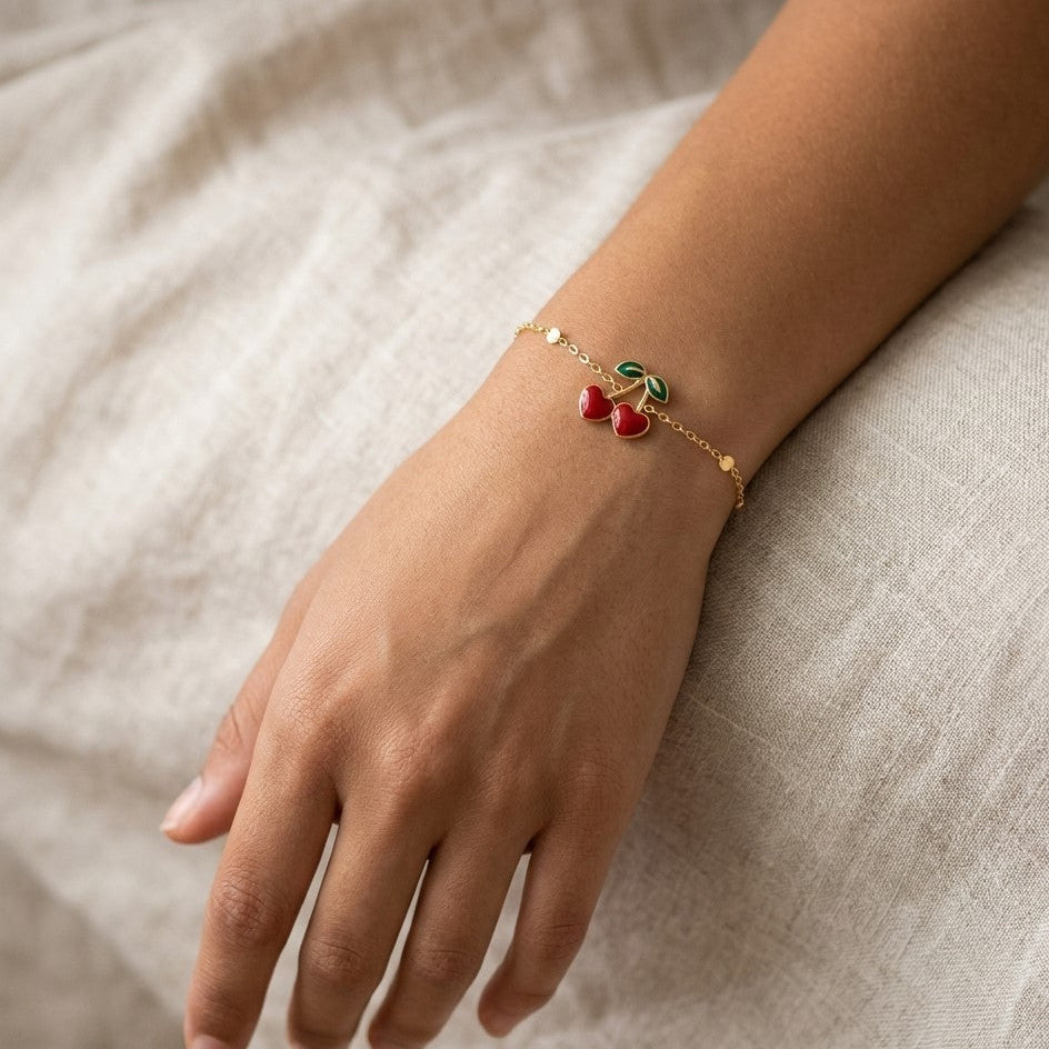 Bracelet Cherry Heart charm cerises cœur rouge porté au poignet acier inoxydable doré – KD Softy Bijoux