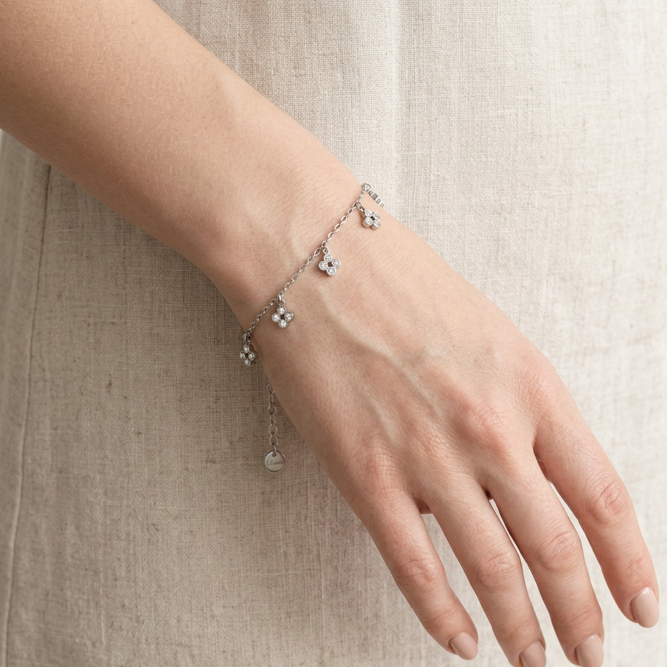 Bracelet Constellation argenté 5 fleurs strass porté au poignet femme peau claire acier inoxydable KD Softy Bijoux
