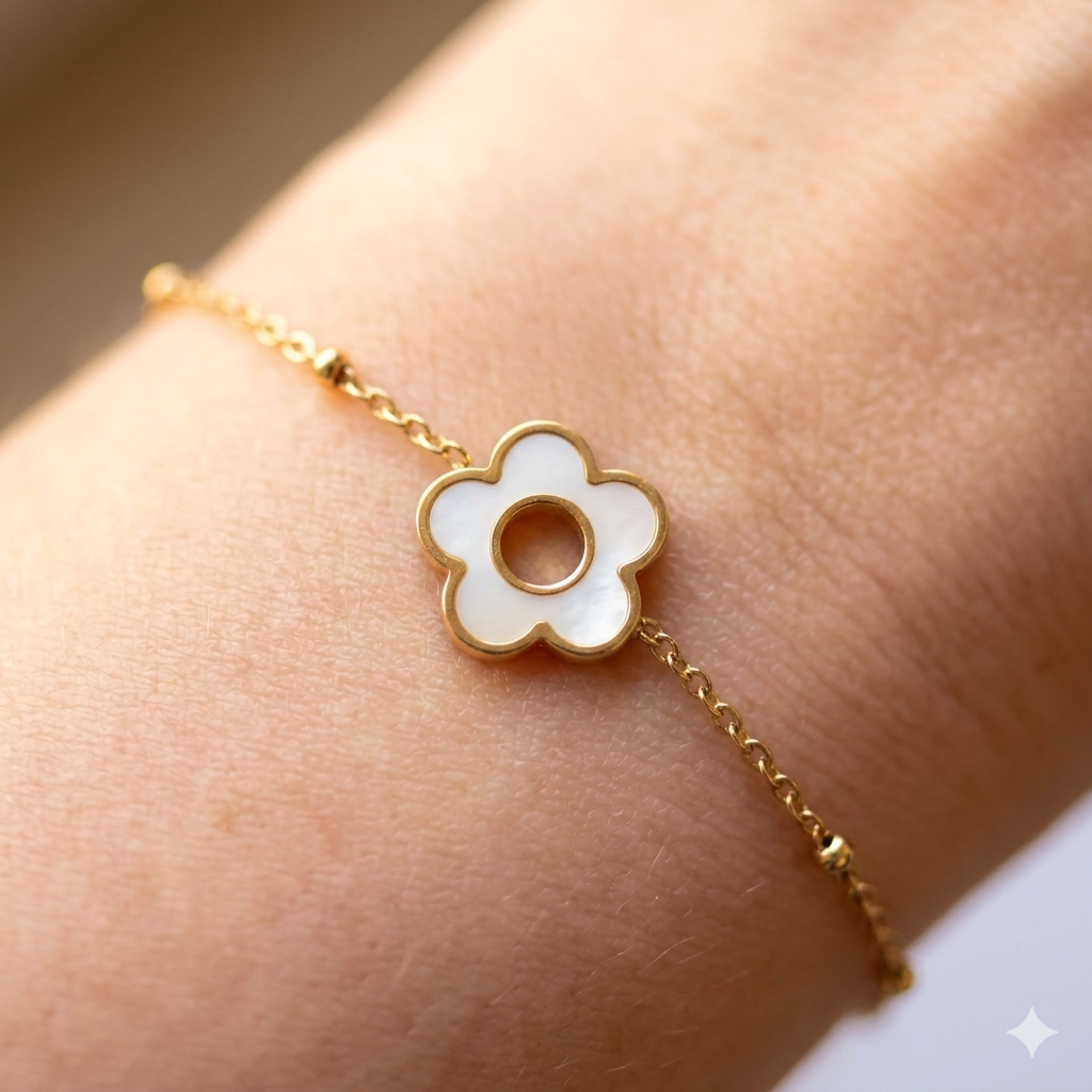 Gros plan bracelet Pétale fleur émail blanc contour doré trou central chaîne satellite dorée KD Softy Bijoux