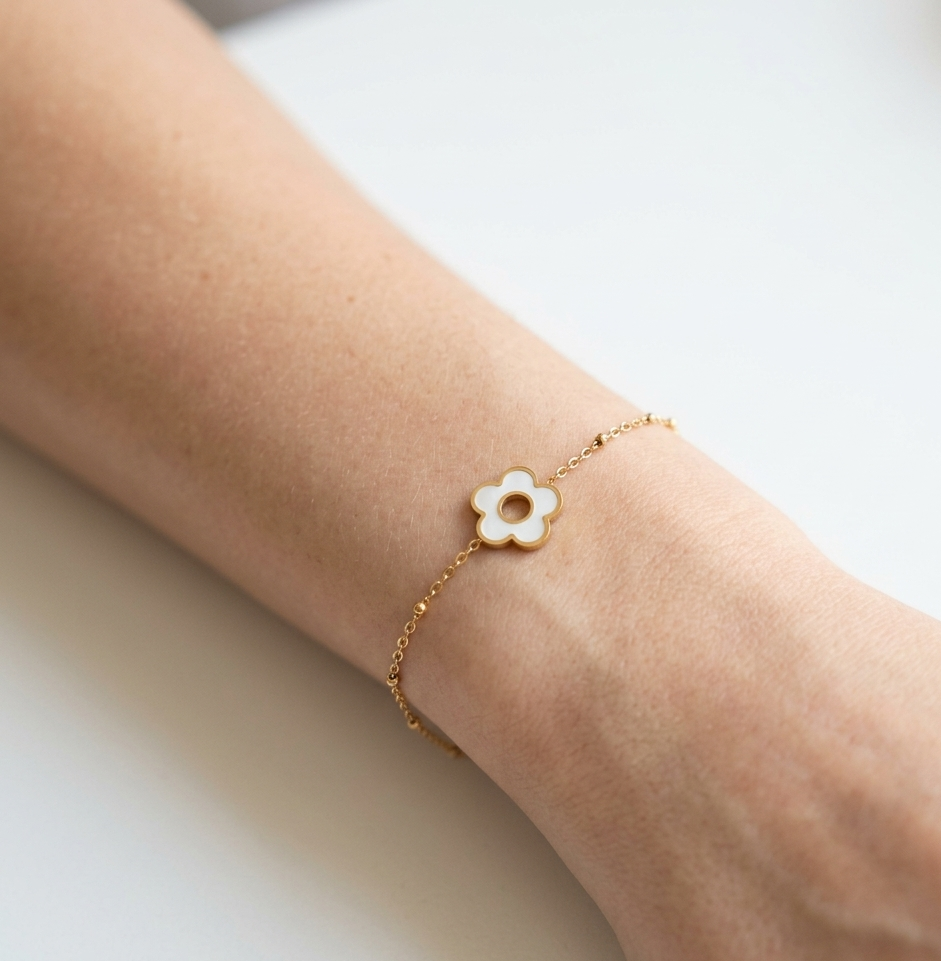 Bracelet Pétale chaîne satellite dorée fleur émail blanc trou central fond blanc acier inoxydable KD Softy Bijoux