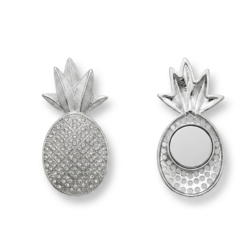 Broche aimantée Coco ananas recto verso système magnétique sans épingle fond blanc KD Softy Bijoux