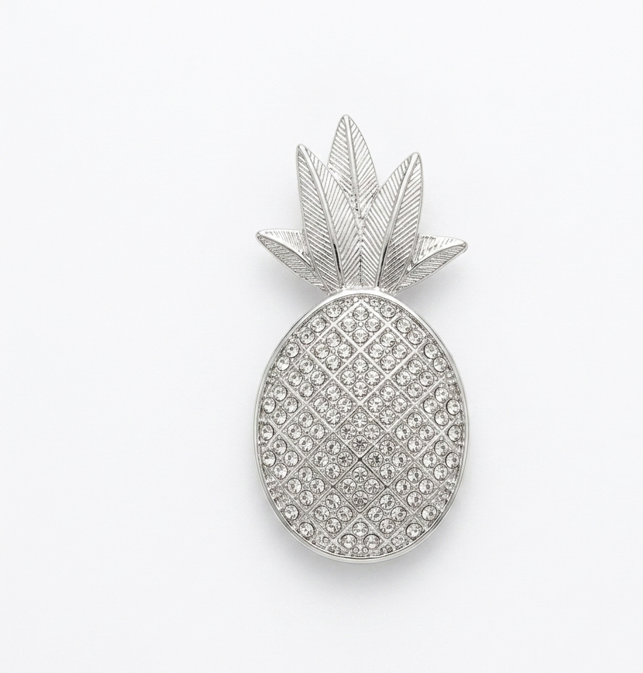 Broche aimantée Coco ananas corps serti strass feuilles métal argenté fond blanc KD Softy Bijoux