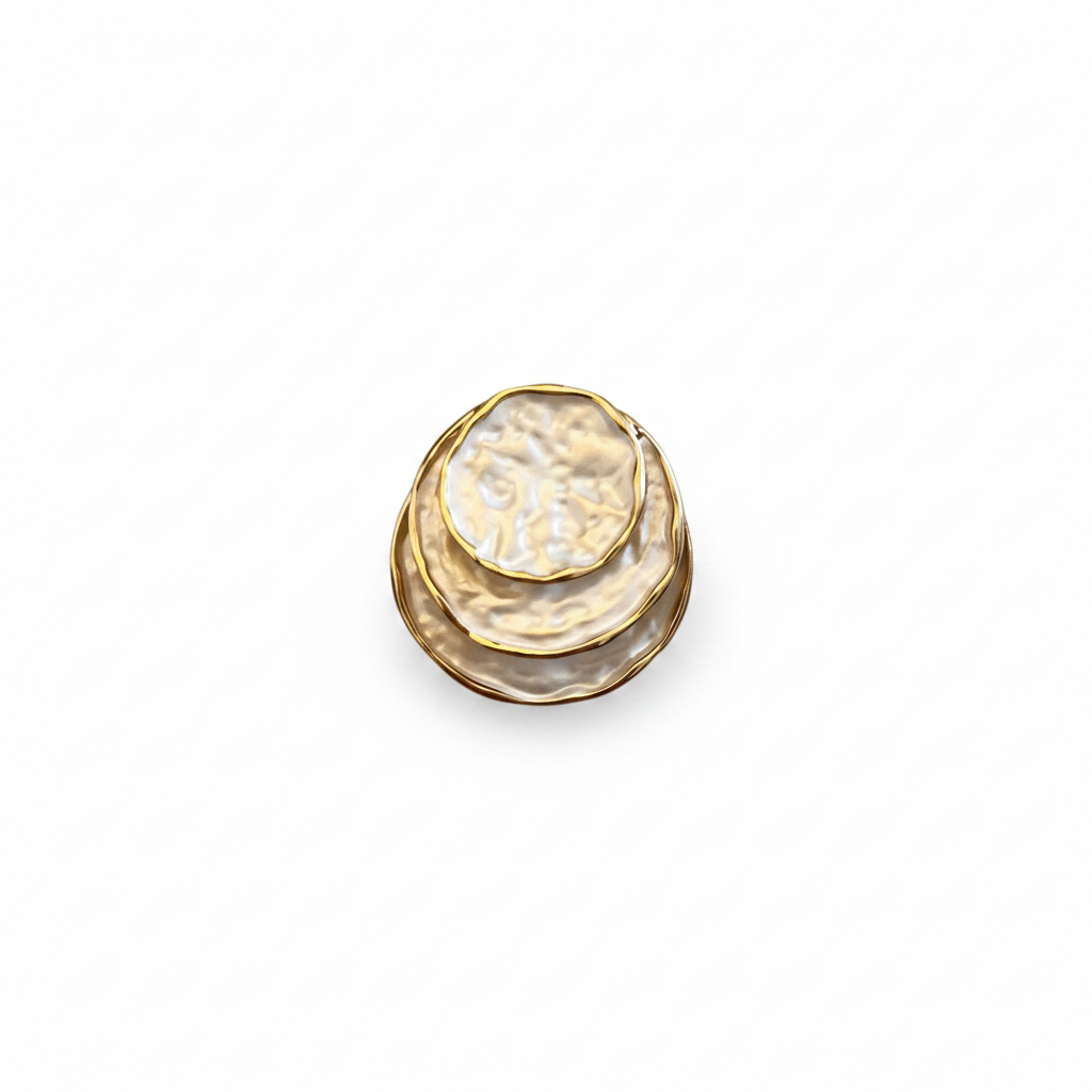 Broche aimantée Luna trois disques nacrés empilés contours dorés fond blanc KD Softy Bijoux