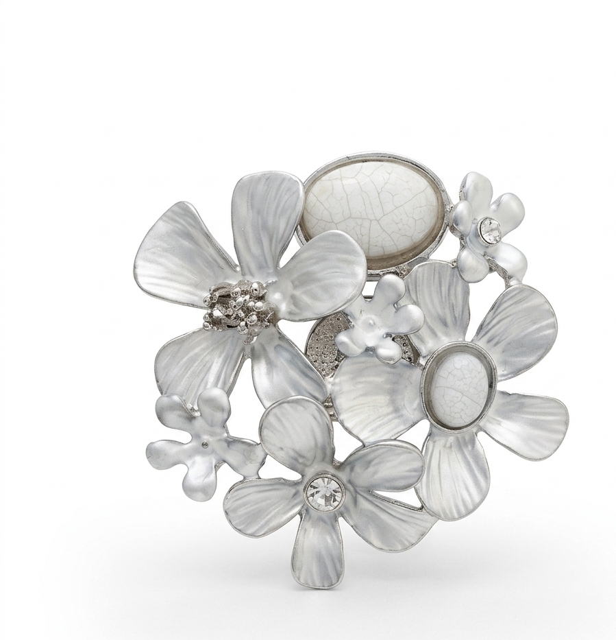 Broche aimantée Opal bouquet fleurs métal argenté pétales nacrés cabochons blancs fond blanc KD Softy Bijoux