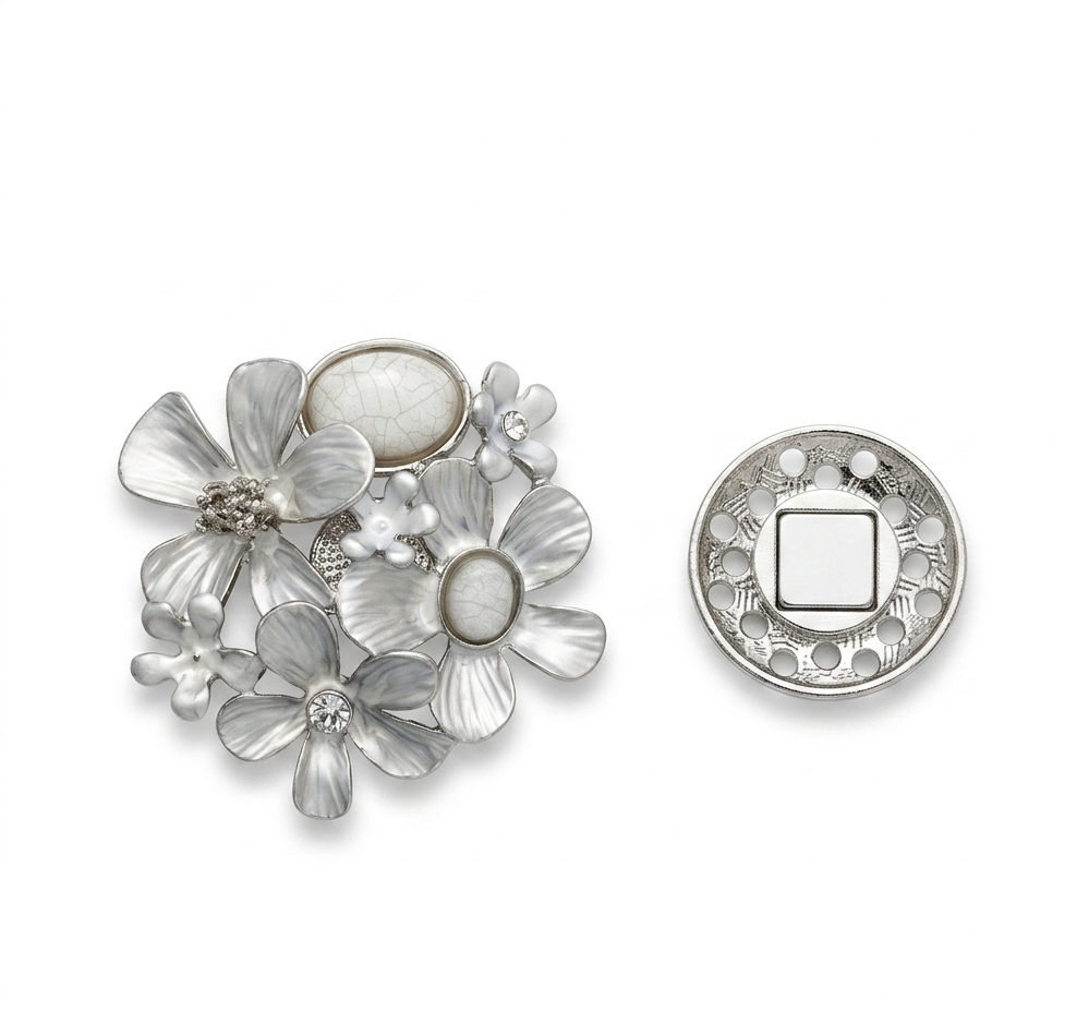 Broche aimantée Opal fleurs nacre et pièce magnétique argentée système sans épingle fond blanc KD Softy Bijoux