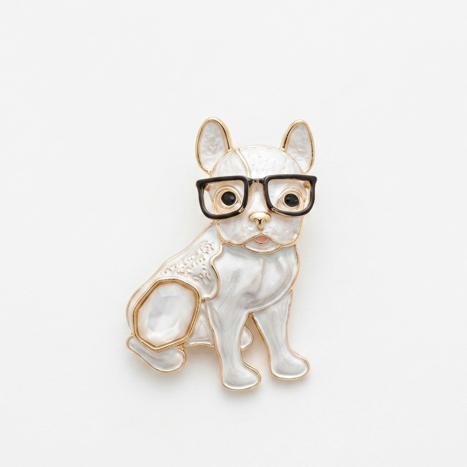 Broche aimantée Lola bouledogue lunettes émail blanc nacré contours dorés fond blanc KD Softy Bijoux