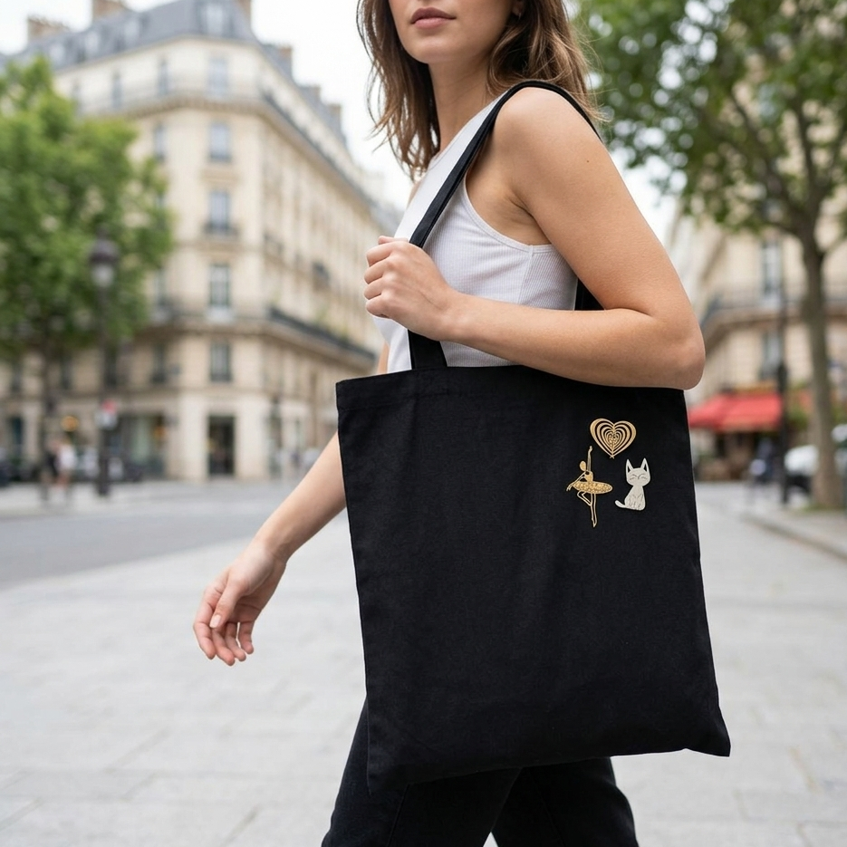 Sélection broches aimantées KD Softy Bijoux portées sur tote bag noir Paris