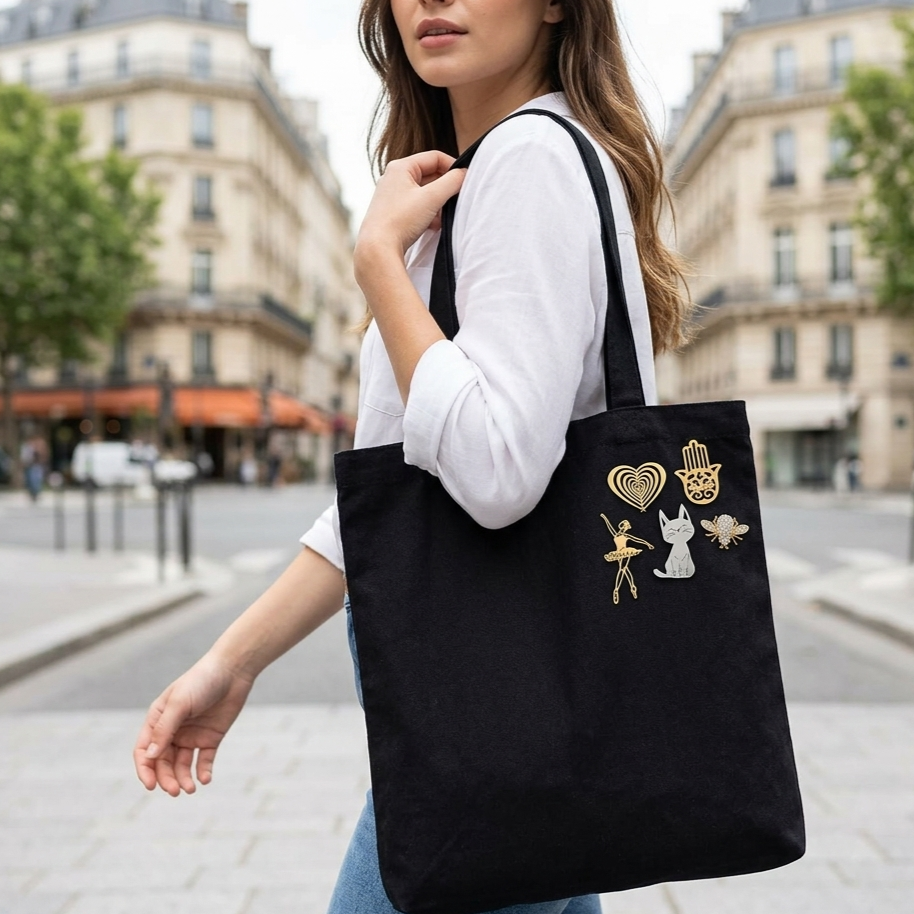 Collection broches aimantées KD Softy Bijoux portées sur tote bag noir style parisien