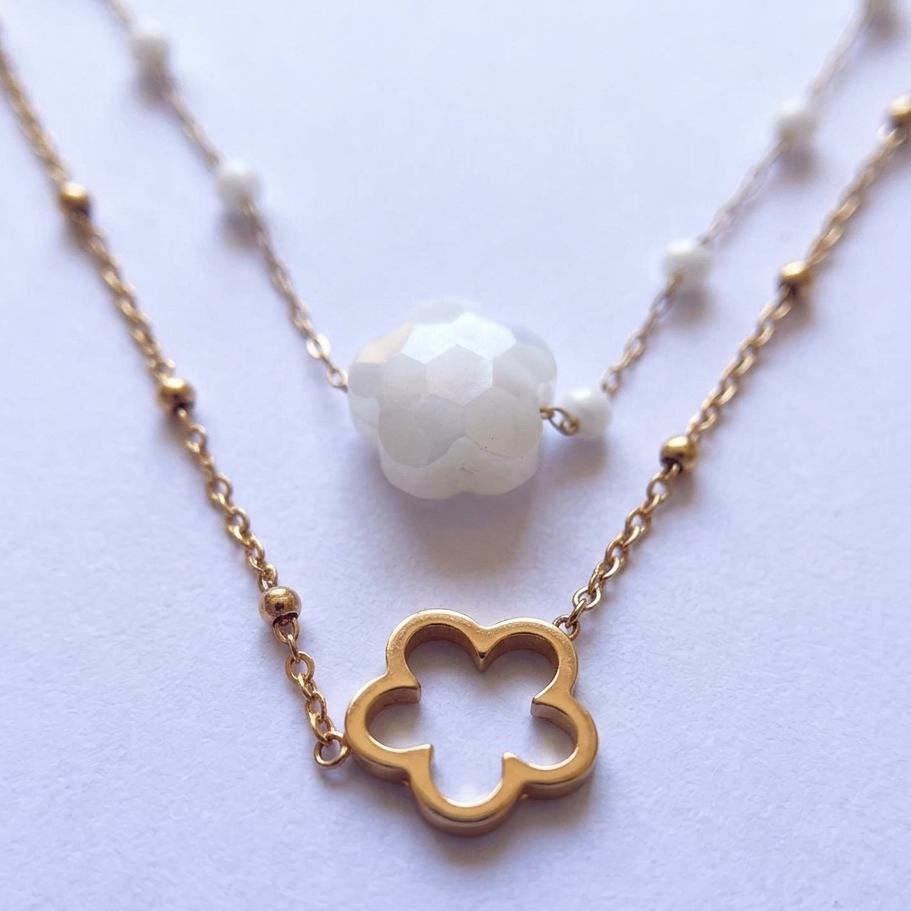Collier Bloom doré blanc double rangs fleur nacrée blanche contour ajouré doré gros plan acier inoxydable KD Softy Bijoux