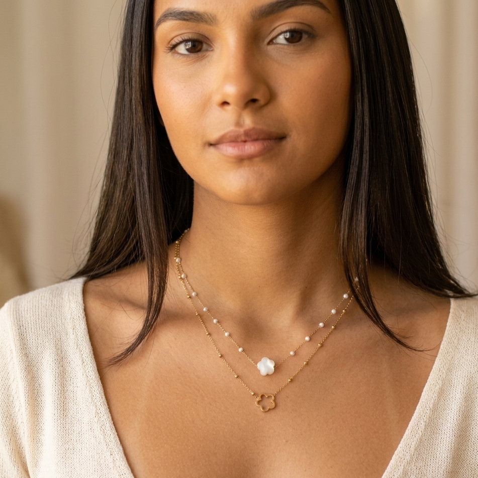 collier-bloom-dore-blanc-portee-femme
