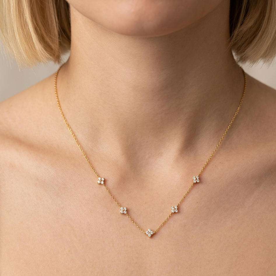 Collier Constellation chaîne fine dorée fleurs strass gros plan cou décolleté femme KD Softy Bijoux