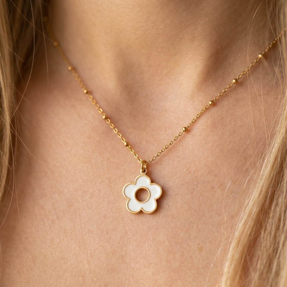 Gros plan collier Pétale pendentif fleur émail blanc contour doré trou central chaîne satellite dorée KD Softy Bijoux