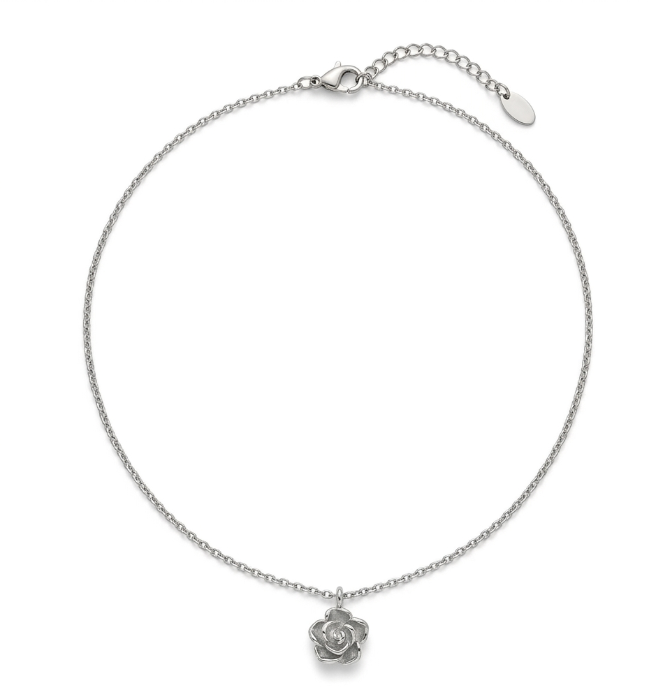 Collier Rosa chaîne argentée pendentif rose 3D sculptée argentée fond blanc KD Softy Bijoux