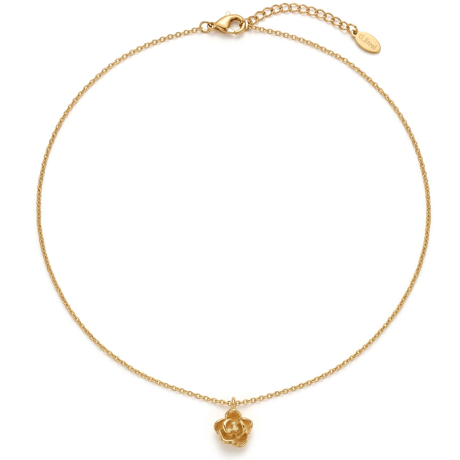 Collier Rosa chaîne fine dorée pendentif rose 3D sculptée fond blanc KD Softy Bijoux