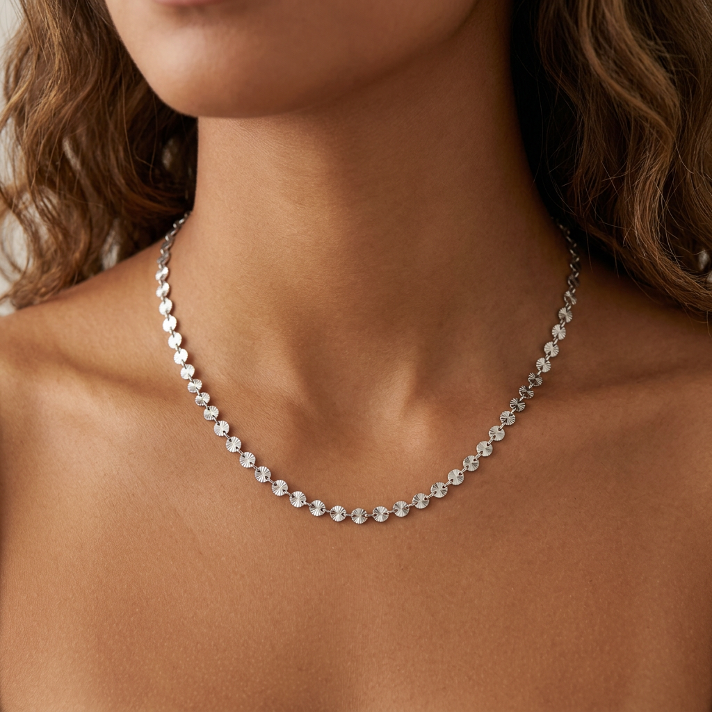 Collier Soleil chaîne disques facettés argentés gros plan cou décolleté femme KD Softy Bijoux