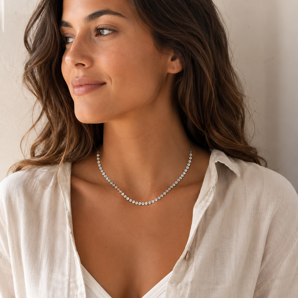 Collier Soleil chaîne disques argentés porté femme peau caramel tenue de jour KD Softy Bijoux
