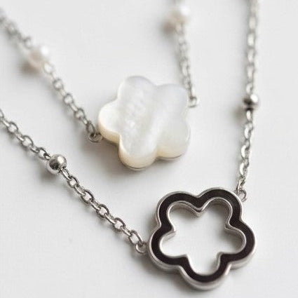 Collier Bloom double rangs fleur nacre irisée contour ajouré argenté gros plan acier inoxydable KD Softy Bijoux