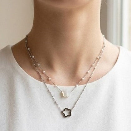 Collier Bloom blanc nacré double rangs porté au cou acier inoxydable KD Softy Bijoux