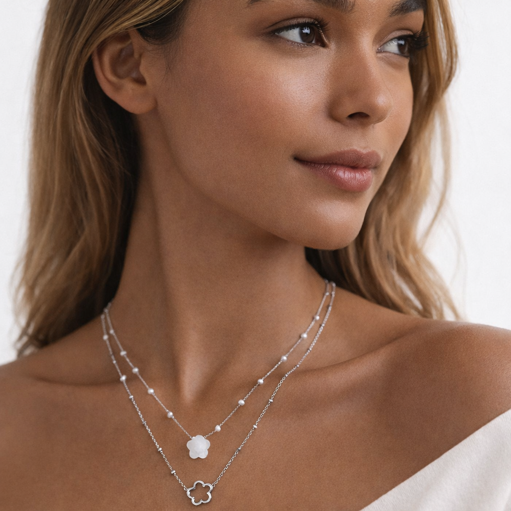 Collier Bloom blanc nacré porté par une femme double rangs fleur nacrée acier inoxydable KD Softy Bijoux