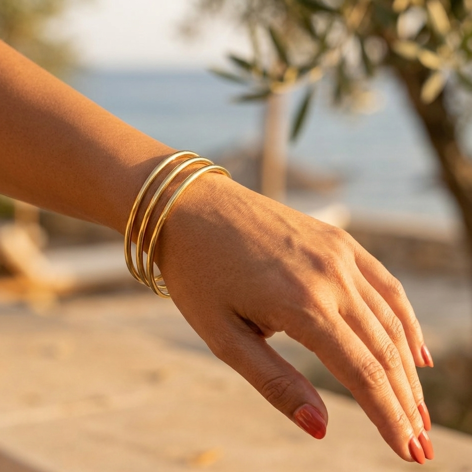 Jonc Elle doré stack trois joncs poignet peau mate ambiance estivale KD Softy Bijoux