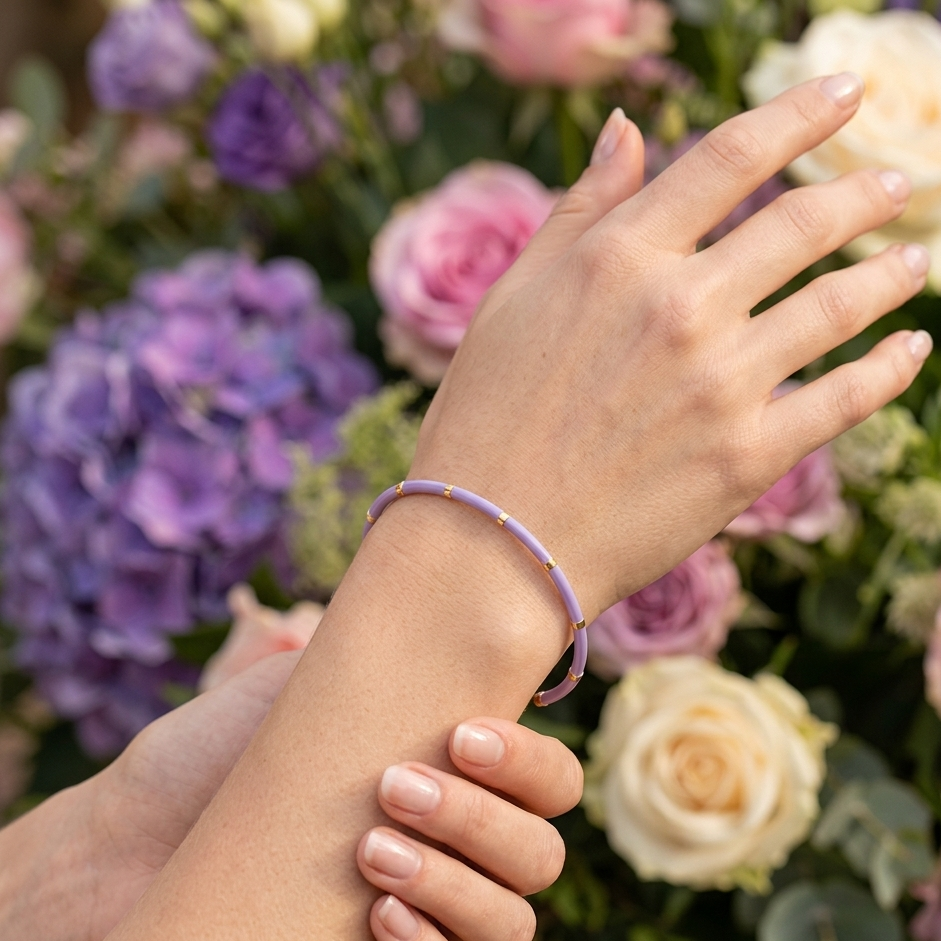 Jonc Mara bracelet fin émail lilas doré porté au poignet femme décor floral roses hortensia KD Softy Bijoux