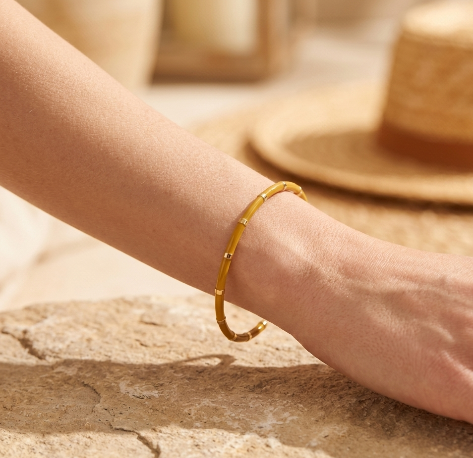 Jonc Mara bracelet fin émail moutarde doré porté au poignet femme style été lumière dorée KD Softy Bijoux